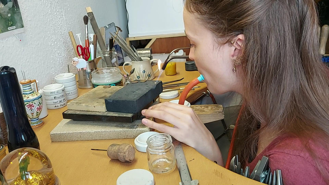 A video showing the creative process to make our jewelry 